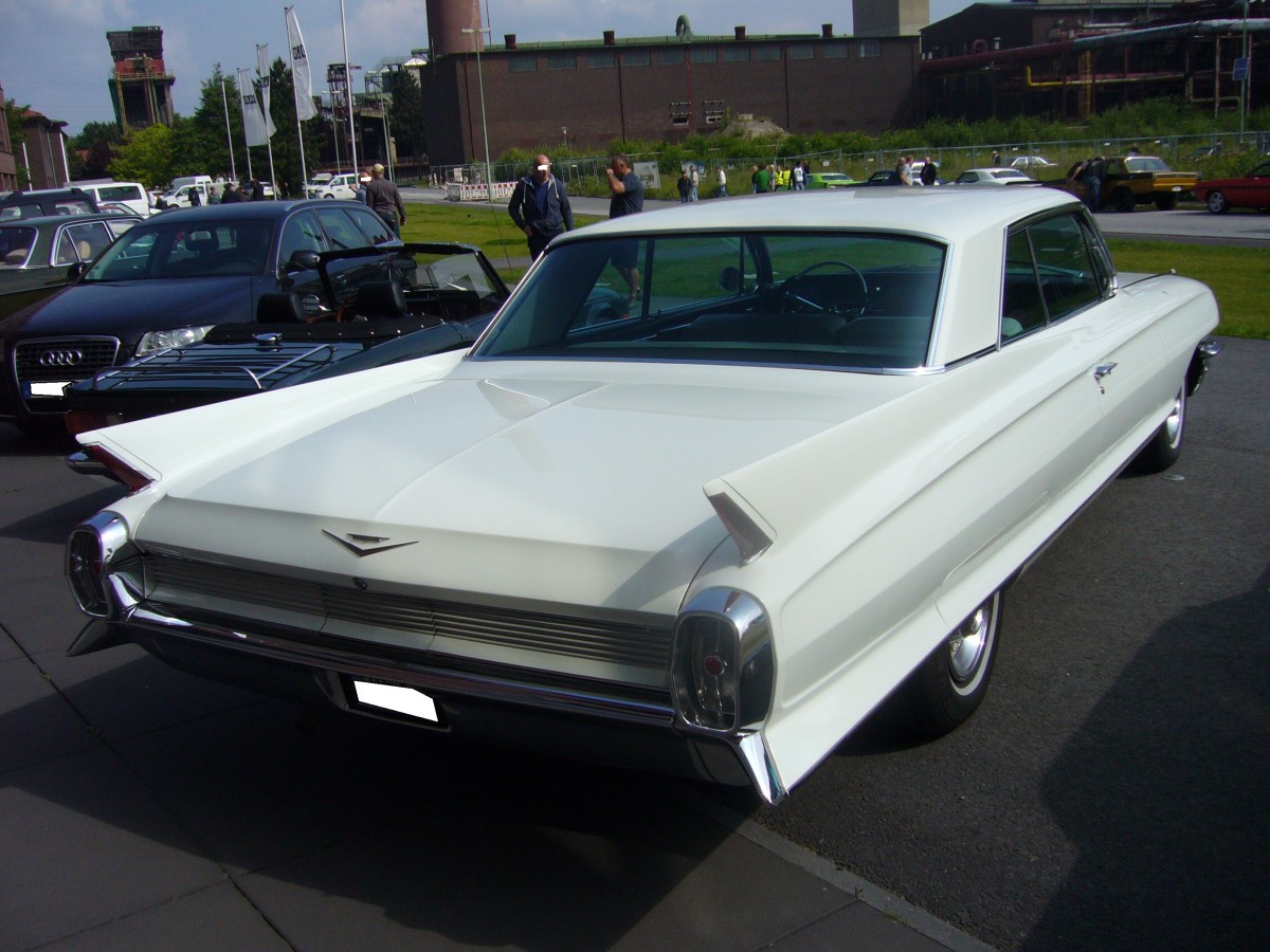 Heckansicht eines Cadillac Series 62 Coupe des Modelljahres 1962. Oldtimertreffen Kokerei Zollverein am 01.06.2014.