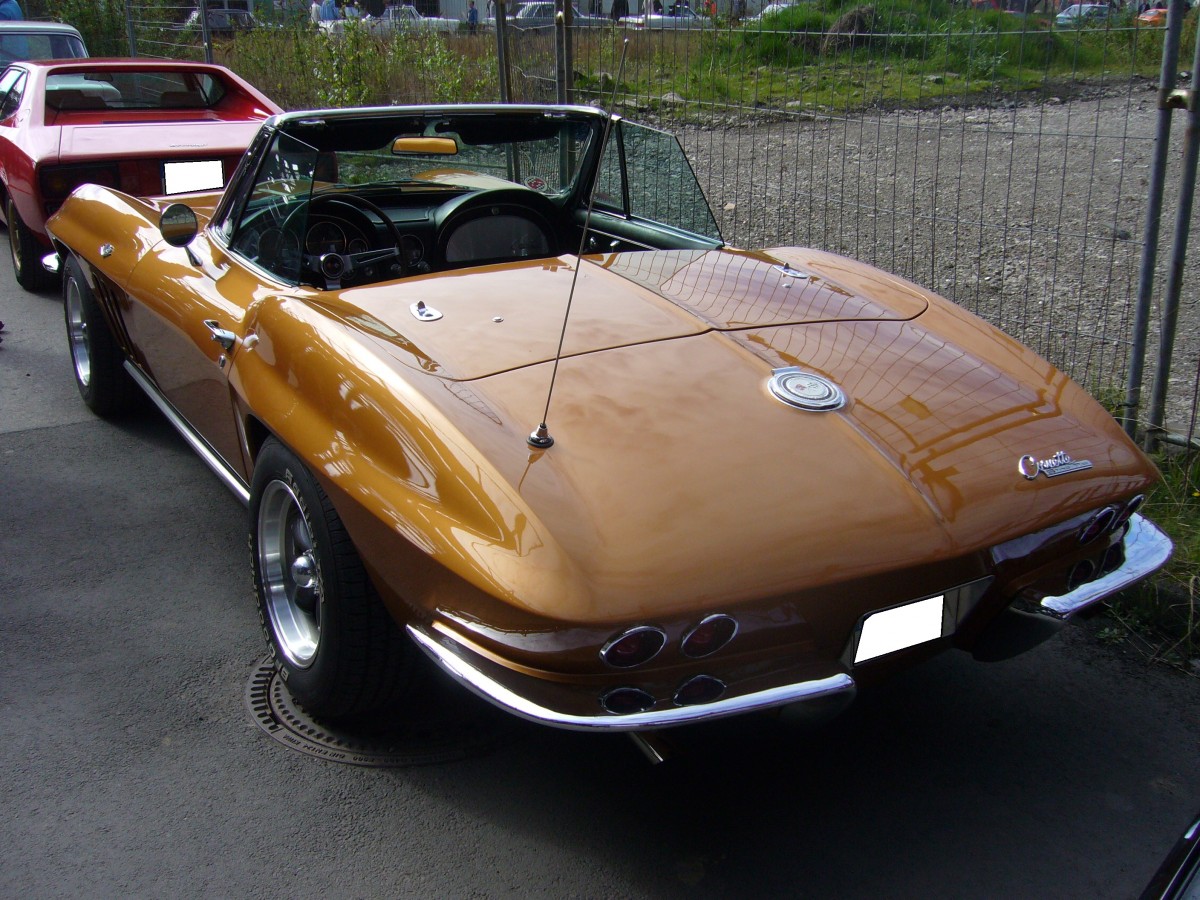 Heckansicht eines Chevrolet Corvette C2 Sting Ray Convertible des Jahrganges 1965. Oldtimertreffen Kokerei Zollverein am06.04.2014.