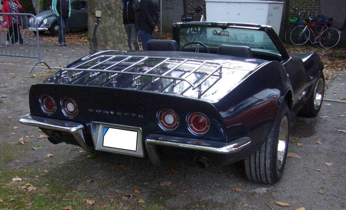 Heckansicht eines Chevrolet Corvette C3 Stingray Roadster aus dem Modelljahr 1969 im Farbton LeMans blue. Oldtimertreffen beim Theater an der Niebu(h)rg am 22.10.2023 in Oberhausen.