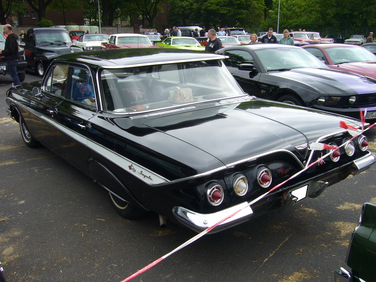 Heckansicht eines Chevrolet Impala fourdoor Sedan des Modelljahres 1961 im Farbton tuxedo black. Primers run Krefeld am 10.05.2018.