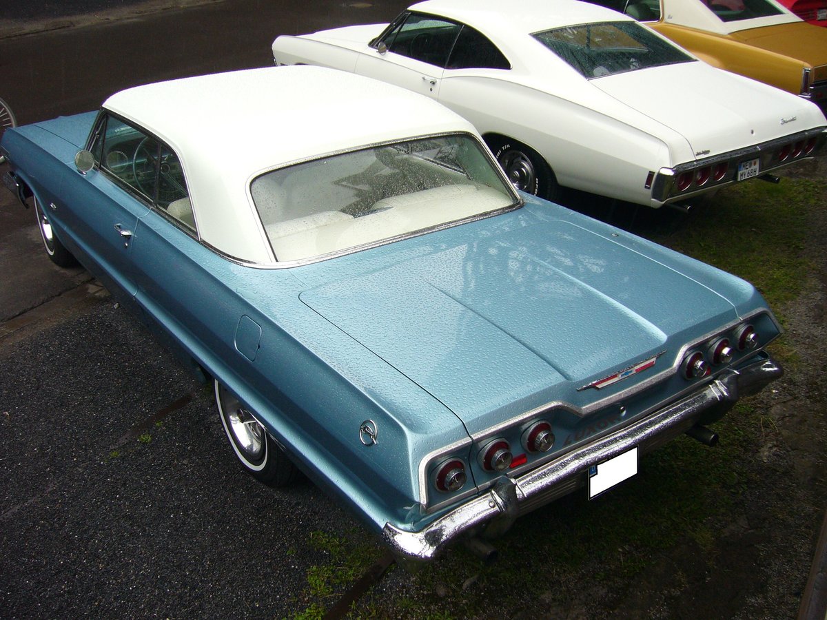 Heckansicht eines Chevrolet Impala Sport Coupe des Modelljahres 1963. Altmetall trifft Altmetall am 23.07.2017.