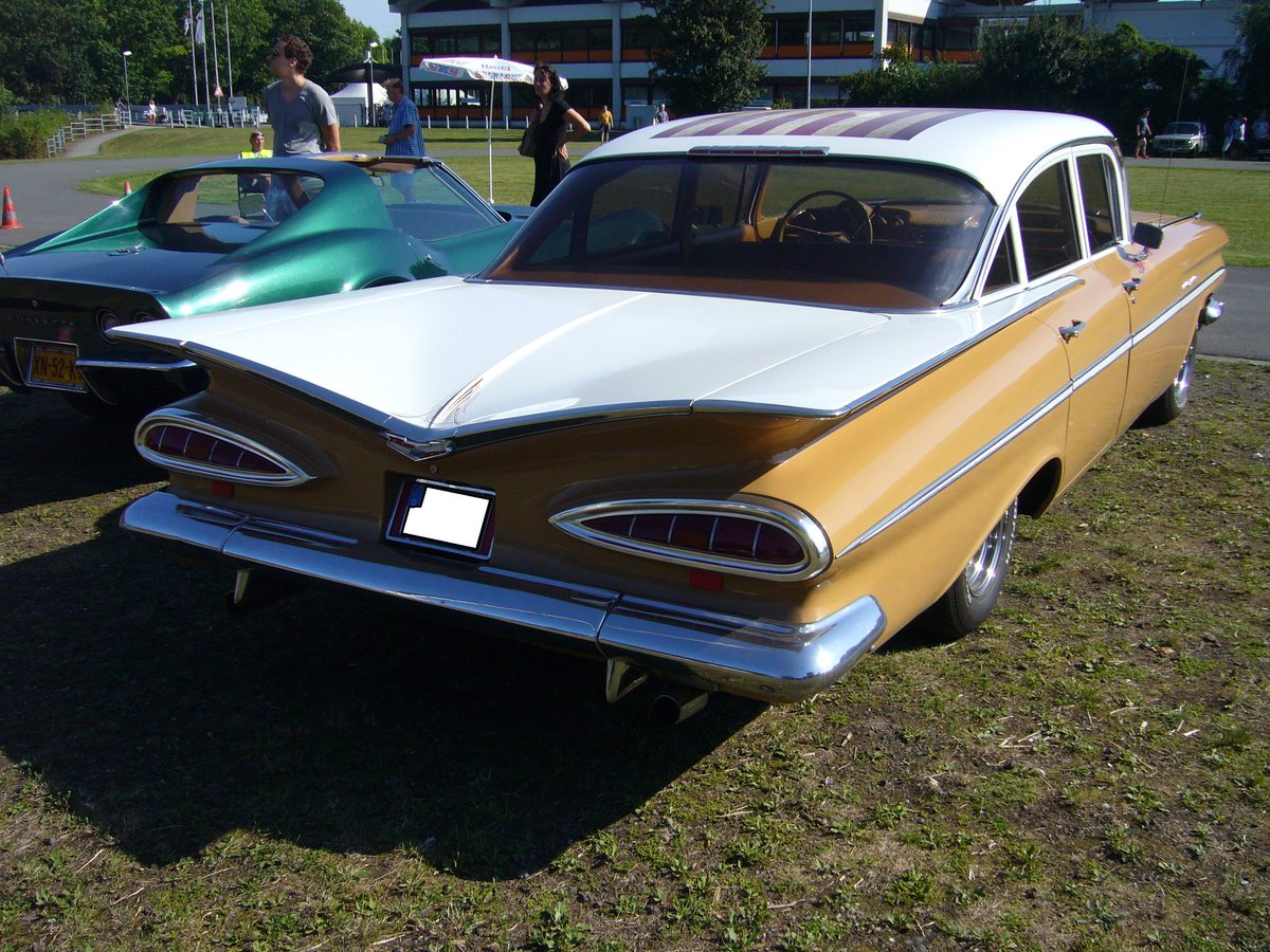 Heckansicht eines Chevrolet Series 1500/1800 Bel Air fourdoor Sedan des Modelljahres 1959. Oldtimertreffen Duisburg-Wedau am 28.08.2016.