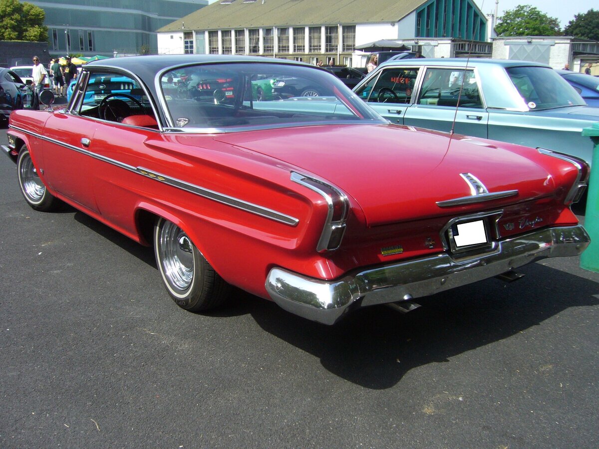 Heckansicht eines Chrysler Newport twodoor Hardtop Coupe aus dem Jahr 1962. Oldtimertreffen an Mo´s Bikertreff in Krefeld am 27.06.2021.