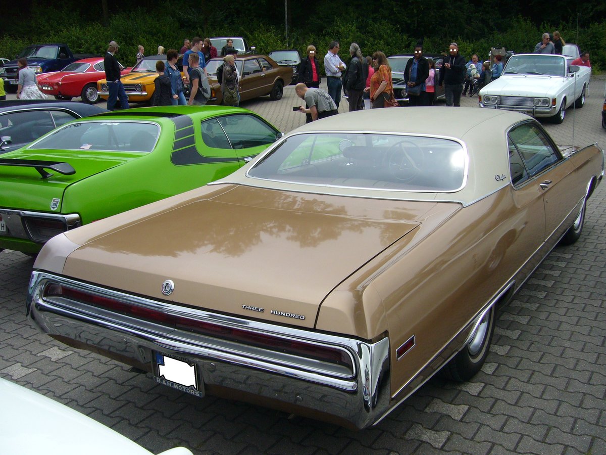 Heckansicht eines Chrysler Three Hundred (300) Hurst Coupe im Farbton aztec gold aus dem Modelljahr 1970. Oldtimertreffen Nordsternklassik Gelsenkirchen am 24.06.2018.
