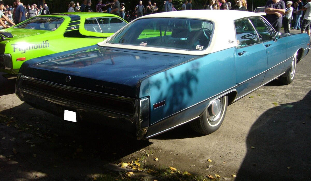 Heckansicht eines Chrysler Three Hundred fourdoor Sedan aus dem Modelljahr 1970 im Farbton bahama blue. Altmetall trifft Altmetall am 01.10.2023 im LaPaDu Duisburg.