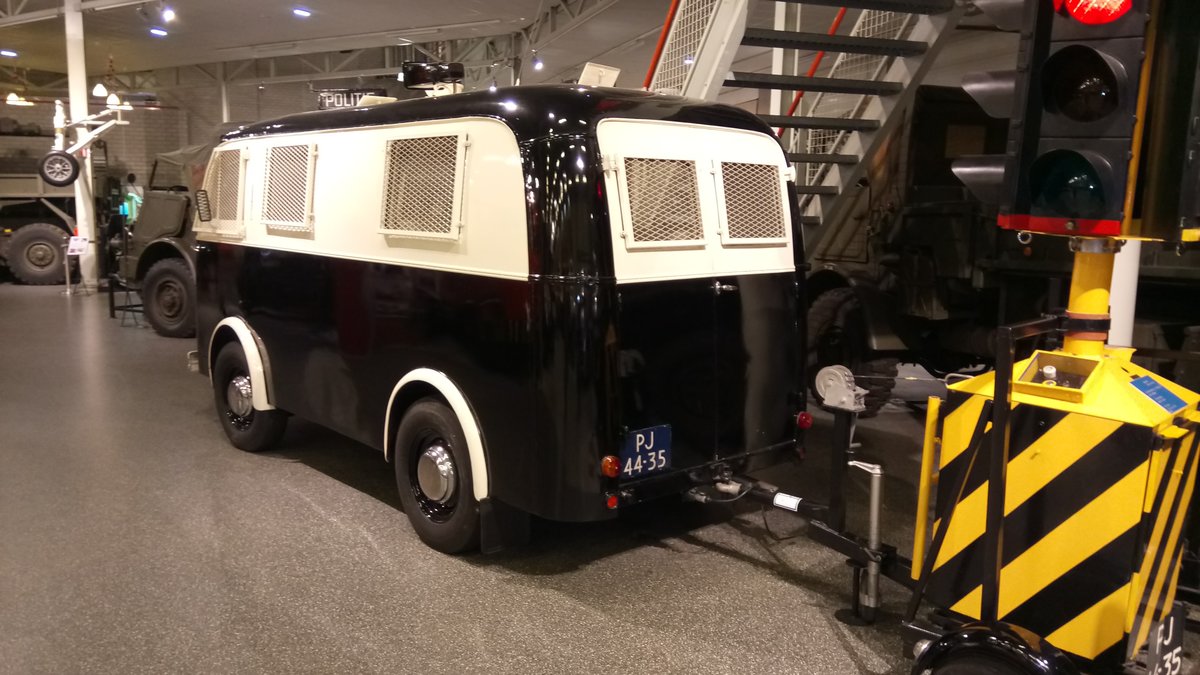 Heckansicht eines DAF A10 Kastenwagen, der ehemals der Eindhovener Polizei gedient hat. DAF-Museum Eindhoven am 05.01.2018.