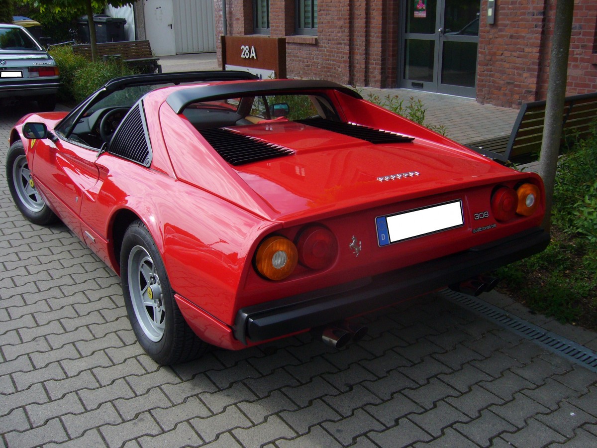 Heckansicht eines Ferrari 308 GTSi Quattrovalvole. 1982 - 1985. Prinz-Friedrich-Oldtimertreffen am 17.05.2015 in Essen-Kupferdreh.