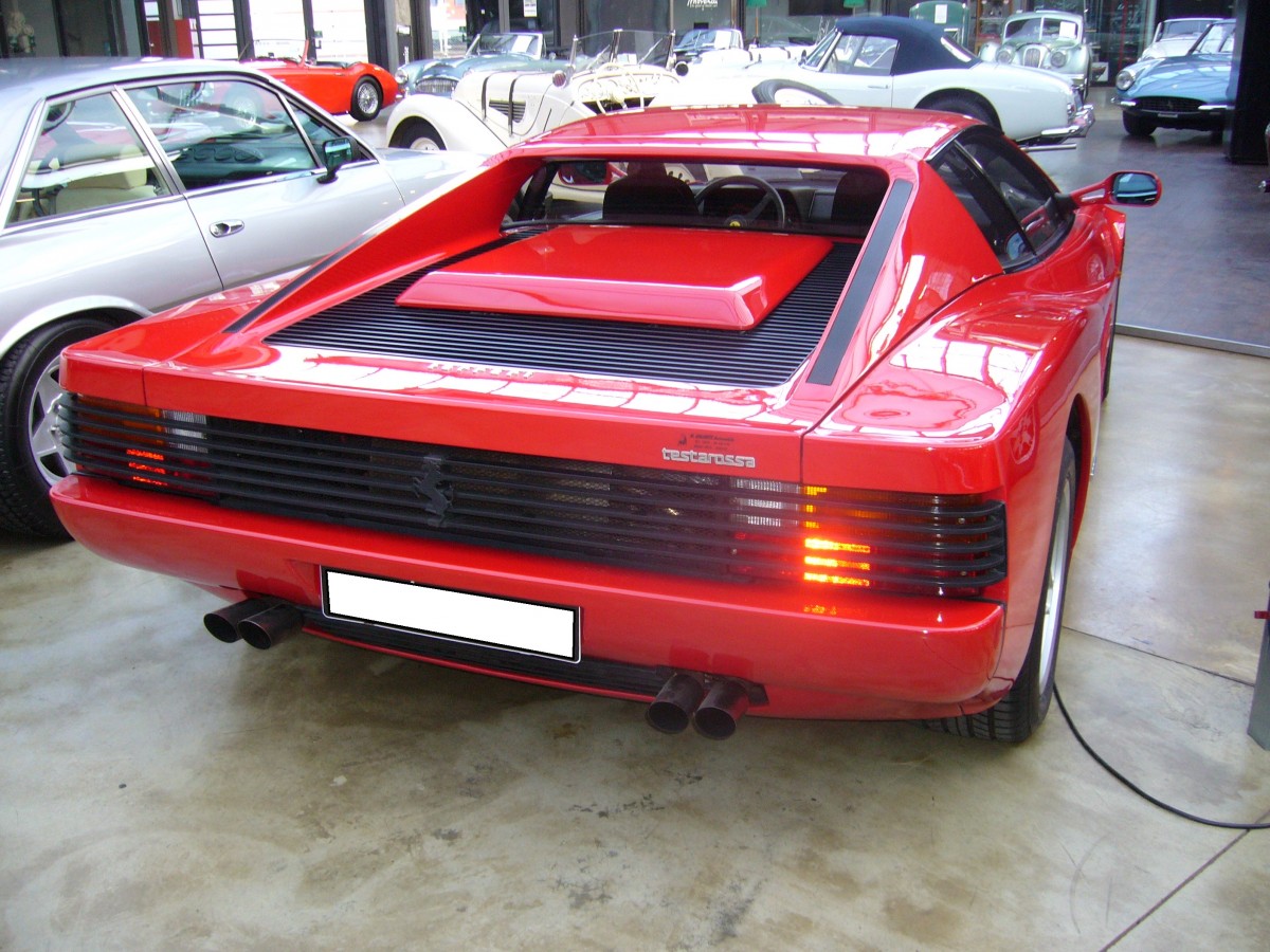 Heckansicht eines Ferrari 512 Testarossa. 1984 - 1994. Classic Remise Düsseldorf am 02.03.2014.