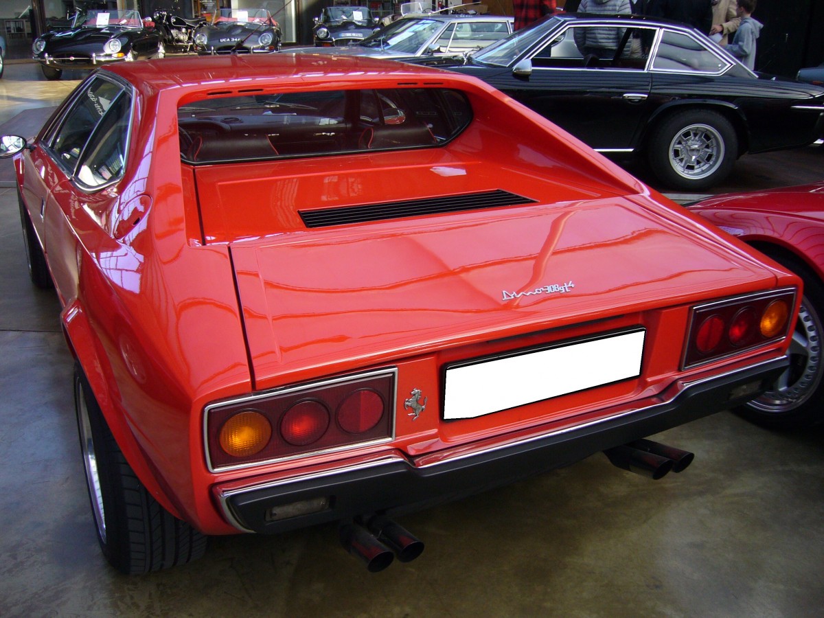 Heckansicht eines Ferrari Dino 308 GT4. 1974 - 1976. Classic Remise Düsseldorf am 31.10.2015.