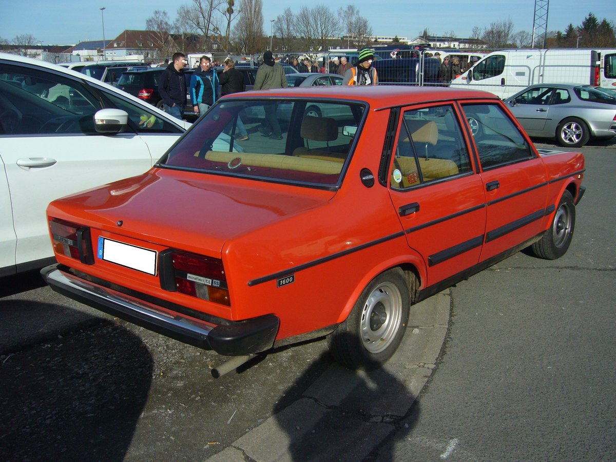 Heckansicht eines Fiat 131 1600CL Mirafiori der Baujahre 1978 bis 1982. Besucherparkplatz der Zentralhallen Hamm am 23.02.2019.