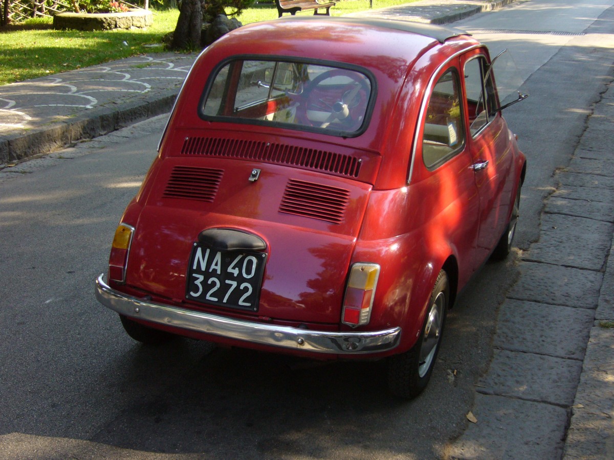 Heckansicht eines Fiat 500 L. 1965 - 1972. Ischia-Porto am 18.07.2015.