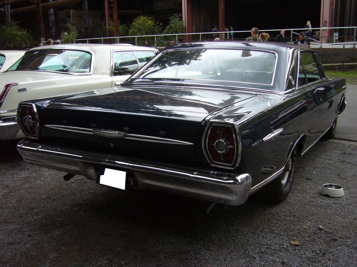 Heckansicht eines Ford Galaxie 500 Coupe des Modelljahres 1966. Altmetall trifft Altmetall im LaPaDu am 02.10.2022.