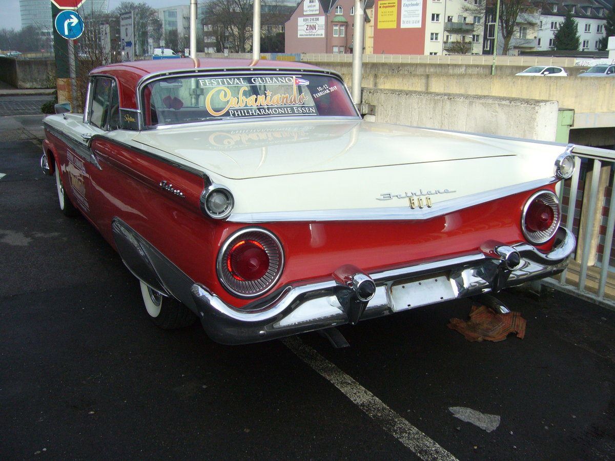 Heckansicht eines Ford Galaxie Sunliner Convertible des Modelljahres 1959. Neueröffnung eines Essener Oldtimerhändlers am 18.02.2017.
