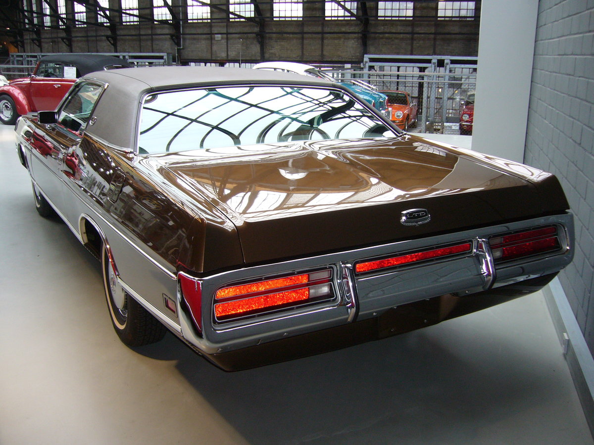 Heckansicht eines Ford LTD Brougham Coupes des Modelljahres 1972. Classic Remise Düsseldorf am 26.02.2017.