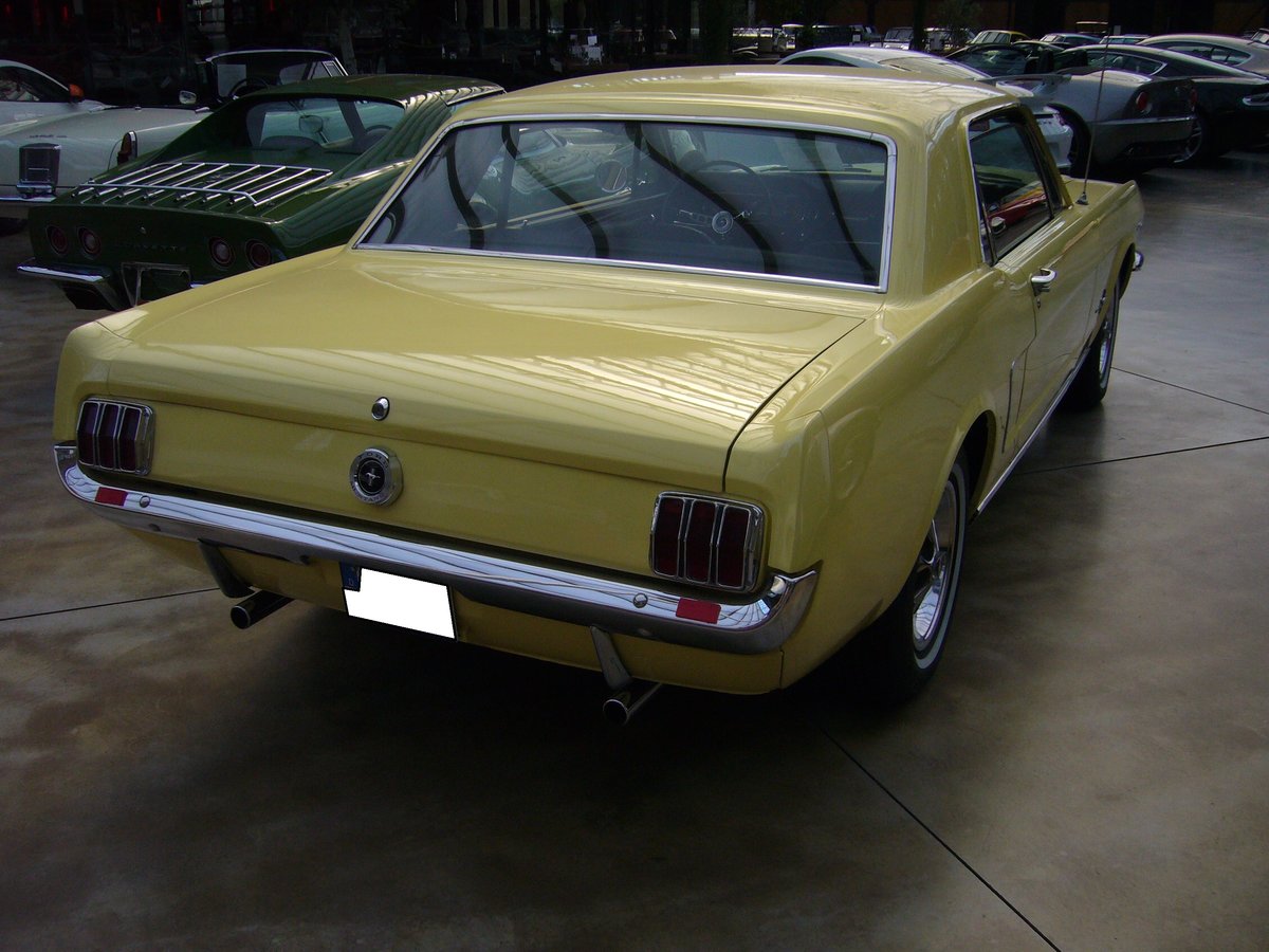 Heckansicht eines Ford Mustang 1 Hardtop Coupe des Modelljahres 1965. Classic Remise Düsseldorf am 26.05.2018.
