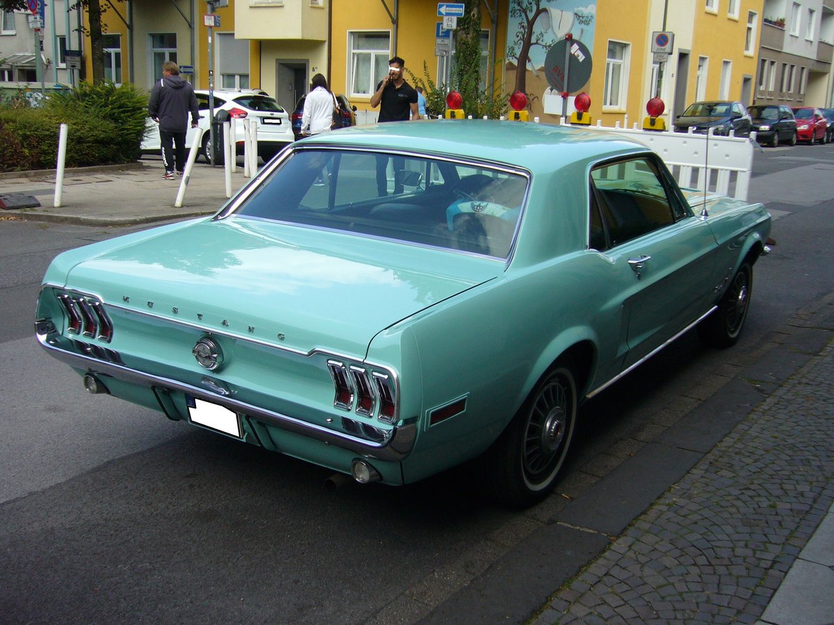 Heckansicht eines Ford Mustang Hardtop Coupe des Modelljahres 1968. 10. Dukes of Downtown am 01.09.2018 in Essen-Rüttenscheid.