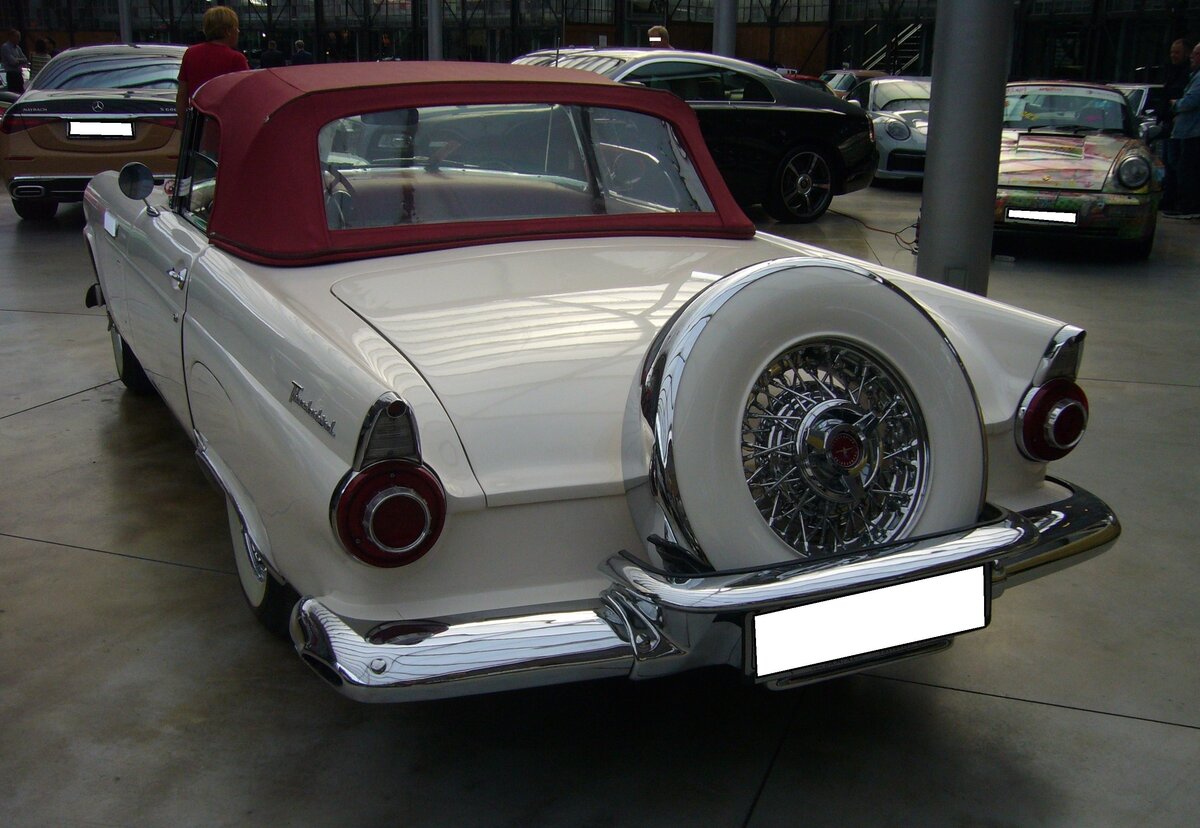 Heckansicht eines Ford Thunderbird Convertible Special aus dem Jahr 1956. Classic Remise Düsseldorf am 20.09.2023.