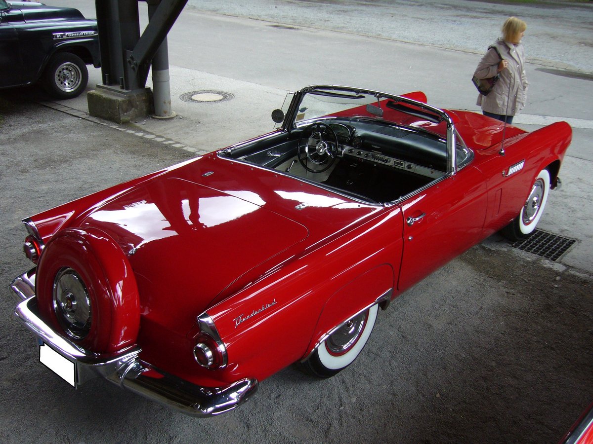 Heckansicht eines Ford Thunderbird des Modelljahres 1956. Altmetall trifft Altmetall am 23.07.2017 im LaPaDu.
