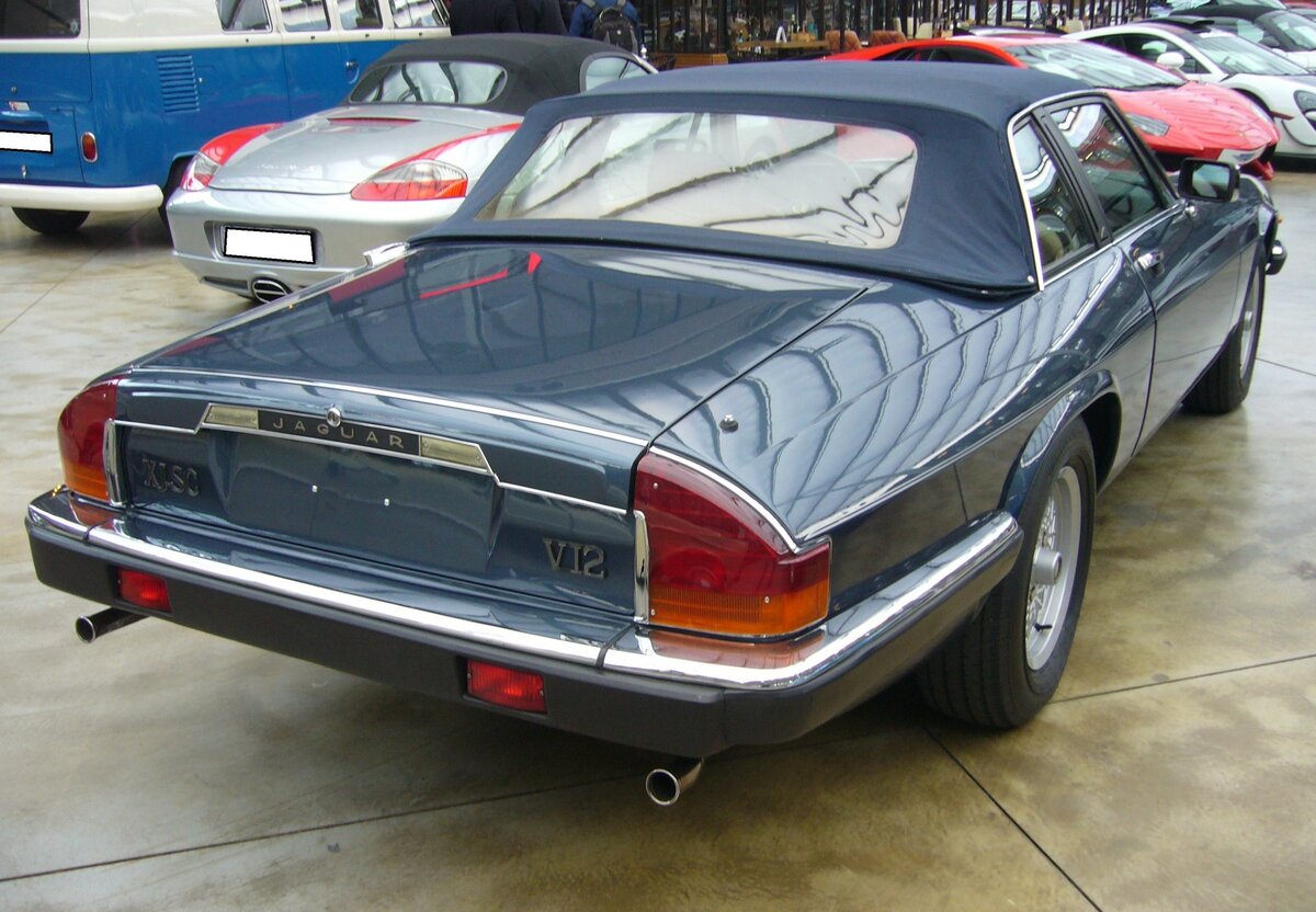 Heckansicht eines Jaguar XJS MK2 V12 Convertible aus dem Jahr 1989 im Farbton royalblue. Classic Remise Düsseldorf am 26.02.2024.