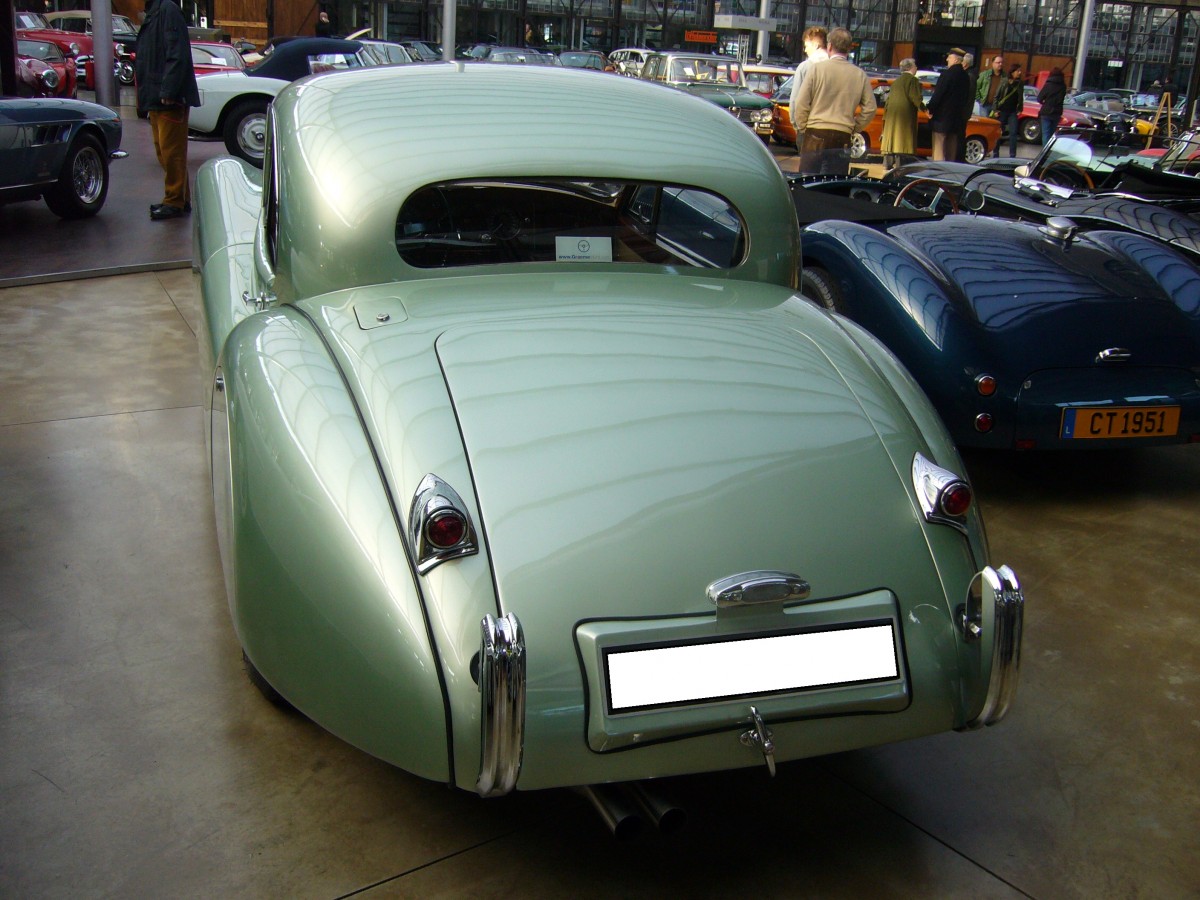 Heckansicht eines Jaguar XK 120 FHC. 1951 - 1954. Classic Remise Düsseldorf am 02.03.2014.