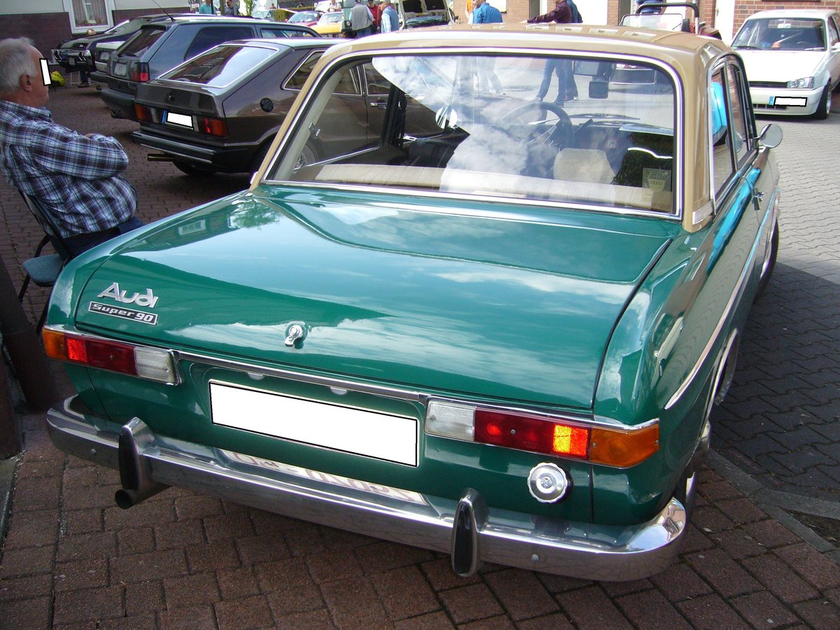 Heckansicht eines javagrünen Audi Super 90 des Modelljahres 1967. Oldtimertreffen Glandorf am 14.05.2017.
