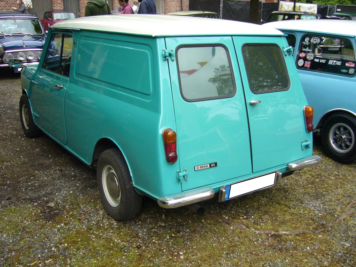 Heckansicht eines Leyland Minivan 95. Mini-Treffen an der Essener Dampfbierbrauerei am 08.05.2022.