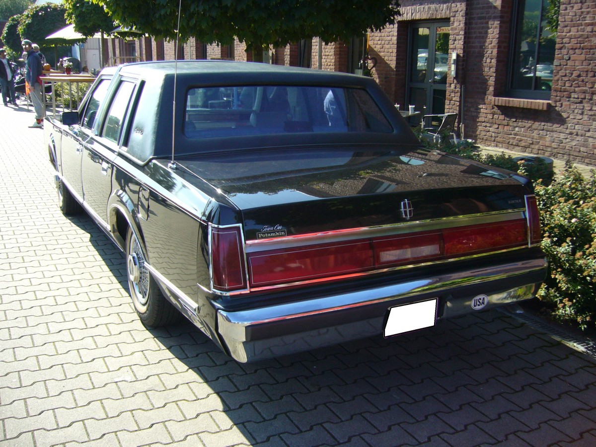 Heckansicht eines Lincoln Town Car aus dem Jahr 1985. Prinz-Friedrich-Oldtimertreffen am 27.09.2015 in Essen.