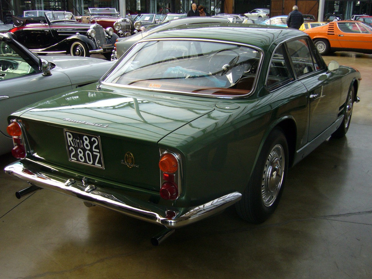 Heckansicht eines Maserati 3500 GTI. 1962 - 1964. Nach den Werksferien im Jahr 1964 wurde das Modell als Maserati Sebring weiter produziert. Der 6-Zylinderreihenmotor mit 3.5l Hubraum leistet 235 PS. Classic Remise Düsseldorf am 03.04.2015.