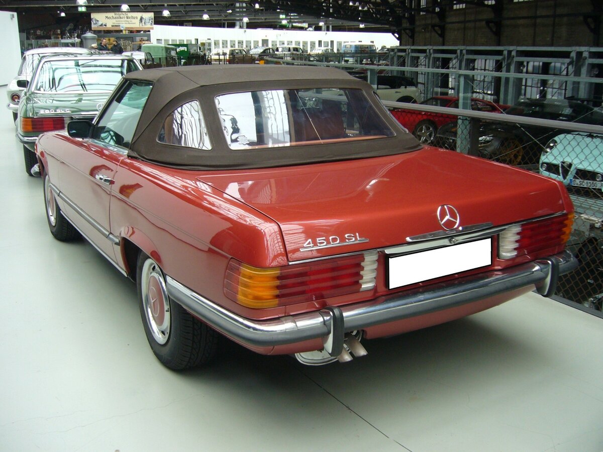 Heckansicht eines Mercedes Benz R107 450SL im Farbton rotmetallic DB571 aus dem Jahr 1973. Classic Remise Düsseldorf am 26.02.2024.