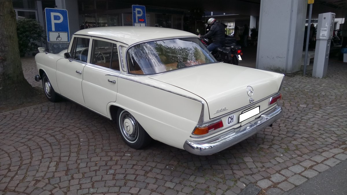 Heckansicht eines Mercedes Benz W110 200. 1965 - 1968. Tecklenburg am 06.05.2017.
