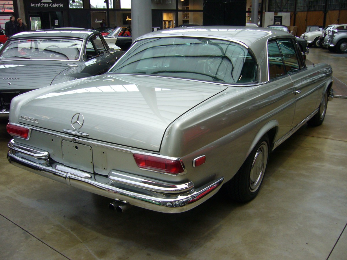Heckansicht eines Mercedes Benz W111 E28 Coupe. 1968 - 1971. Classic Remise Düsseldorf am 30.01.2016.