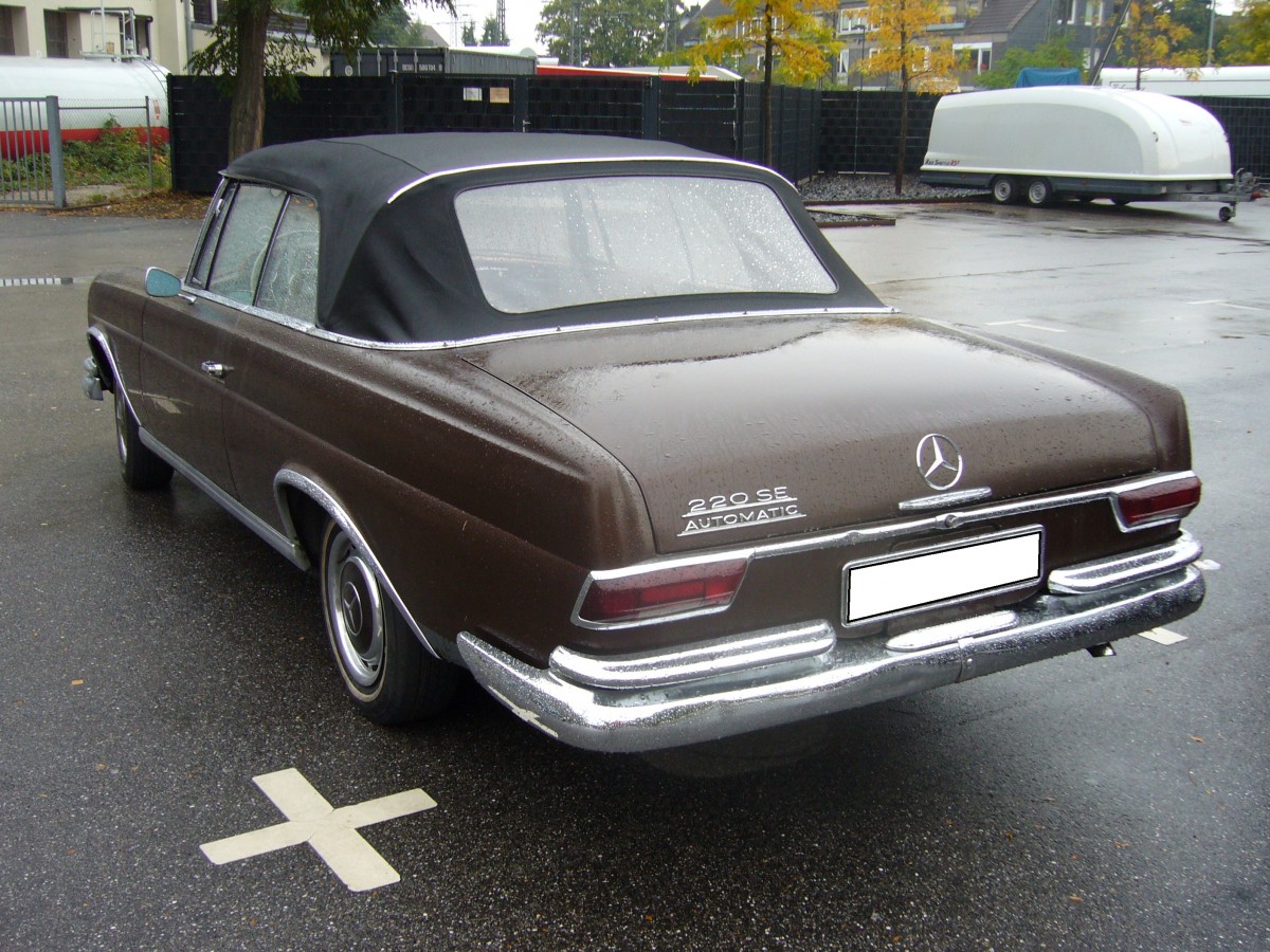 Heckansicht eines Mercedes Benz W111/3 220 SE b. 1961 - 1965. Besucherparkplatz des Dsseldorfer Classic Remise am 13.10.2013.