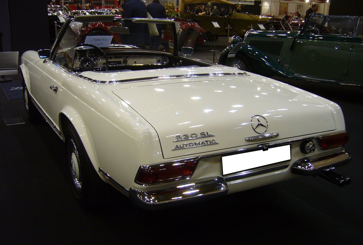 Heckansicht eines Mercedes Benz W113 230SL aus dem Jahr 1965. Techno Classica Essen am 13.04.2023.