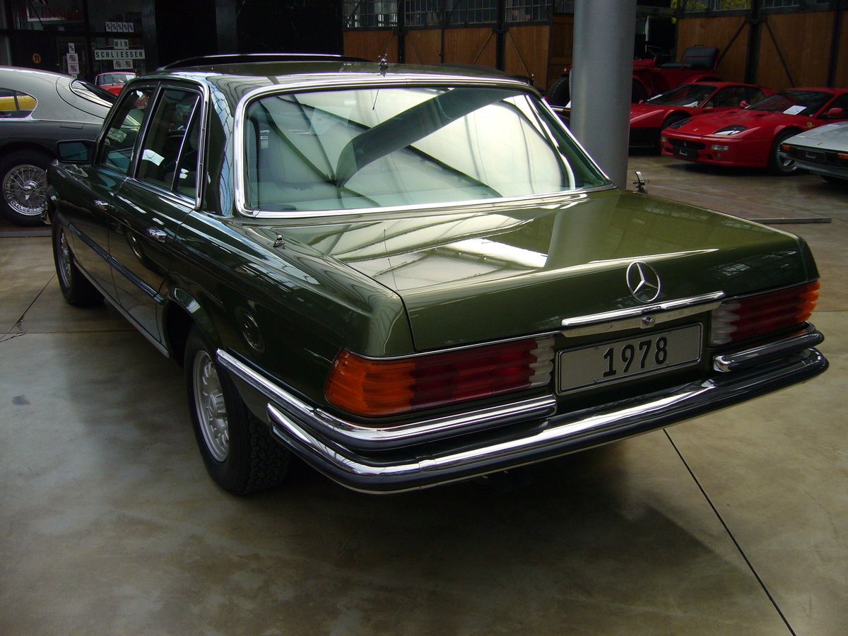 Heckansicht eines Mercedes Benz W116 350SE. 1972 - 1980. Classic Remise Düsseldorf am 16.05.2016.
