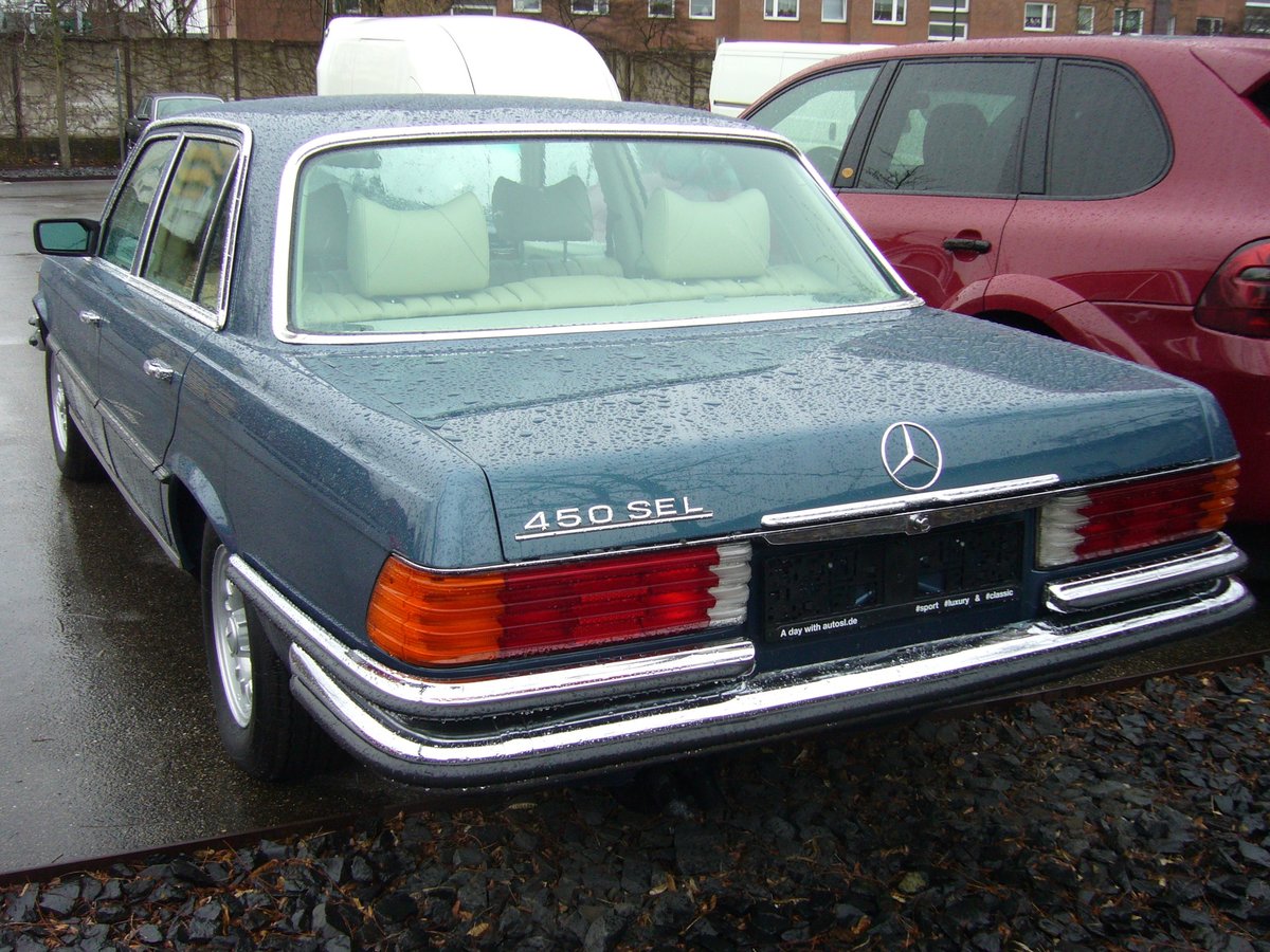 Heckansicht eines Mercedes Benz W116 450 SEL. Besucherparkplatz der Düsseldorfer Classic Remise am 02.02.2020.