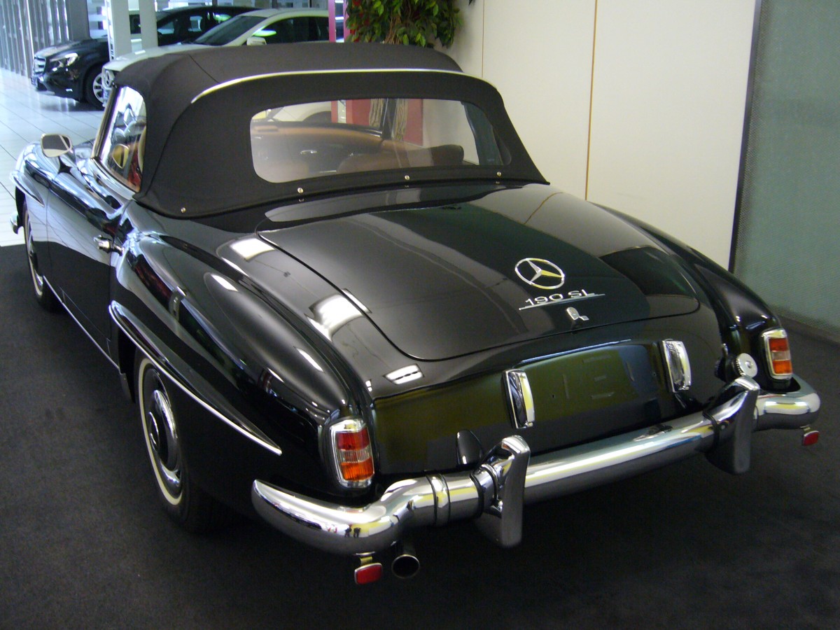 Heckansicht eines Mercedes Benz W121 190SL. 1955 - 1963. Showroom eines Essener Mercedes Benz Händlers am 15.11.2015.