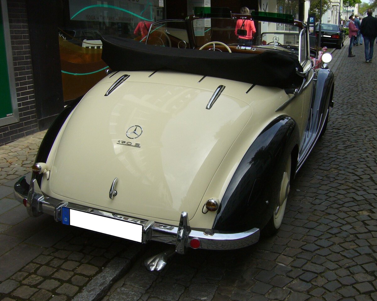 Heckansicht eines Mercedes Benz W136 IV 170S Cabriolet A aus dem Jahr 1950. 15. Oldtimertreffen des AMC Essen-Kettwig am 01.05.2023.