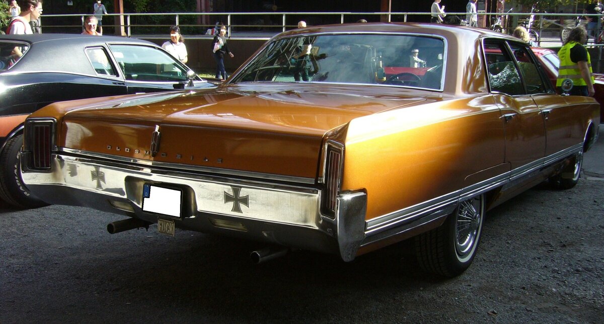 Heckansicht eines Oldsmobile 98 Luxury Sedan aus dem Jahr 1965 im Farbton copper. Altmetall trifft Altmetall am 01.10.2023 im LaPaDu Duisburg.