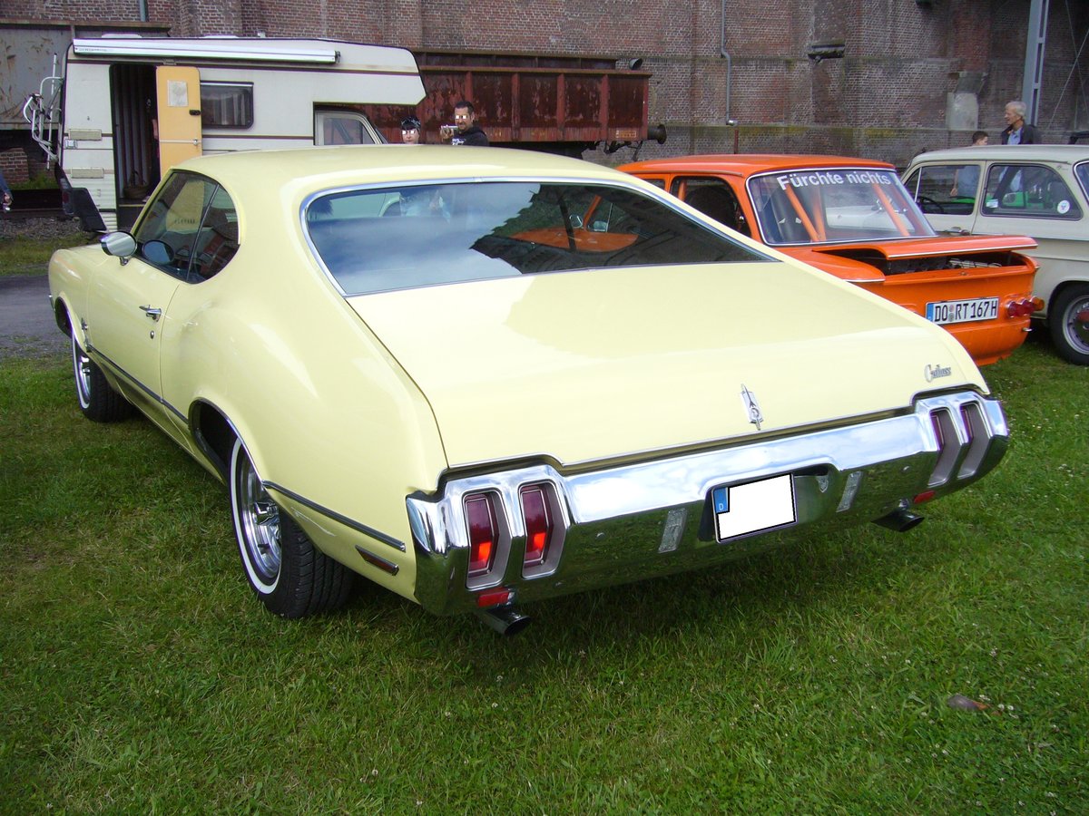 Heckansicht eines Oldsmobile Cutlass Coupe des Modelljahres 1970. Herner Oldies am 03.07.2016.