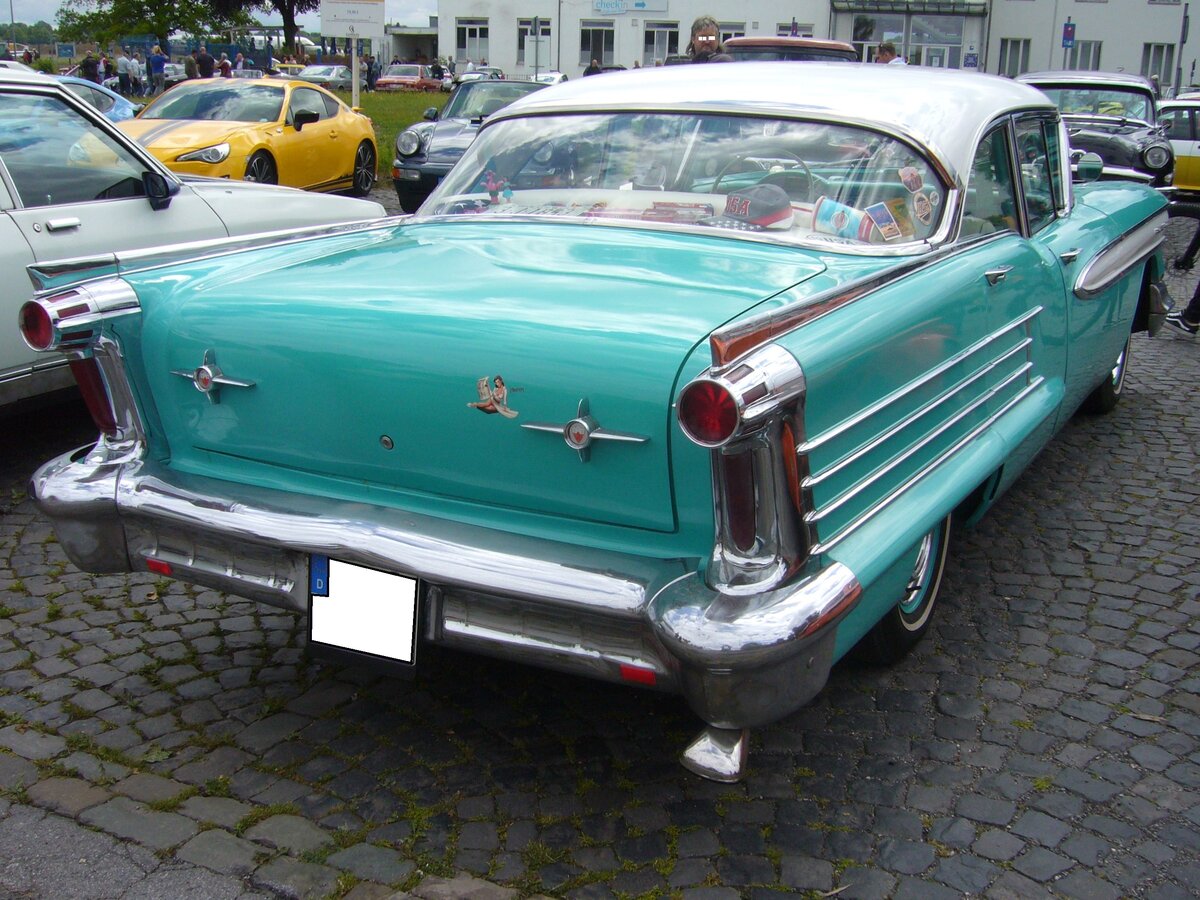 Heckansicht eines Oldsmobile Dynamic 88 fourdoor Sedan aus dem Modelljahr 1958. Oldtimertreffen Flughafen Essen/Mülheim am 06.06.2022.