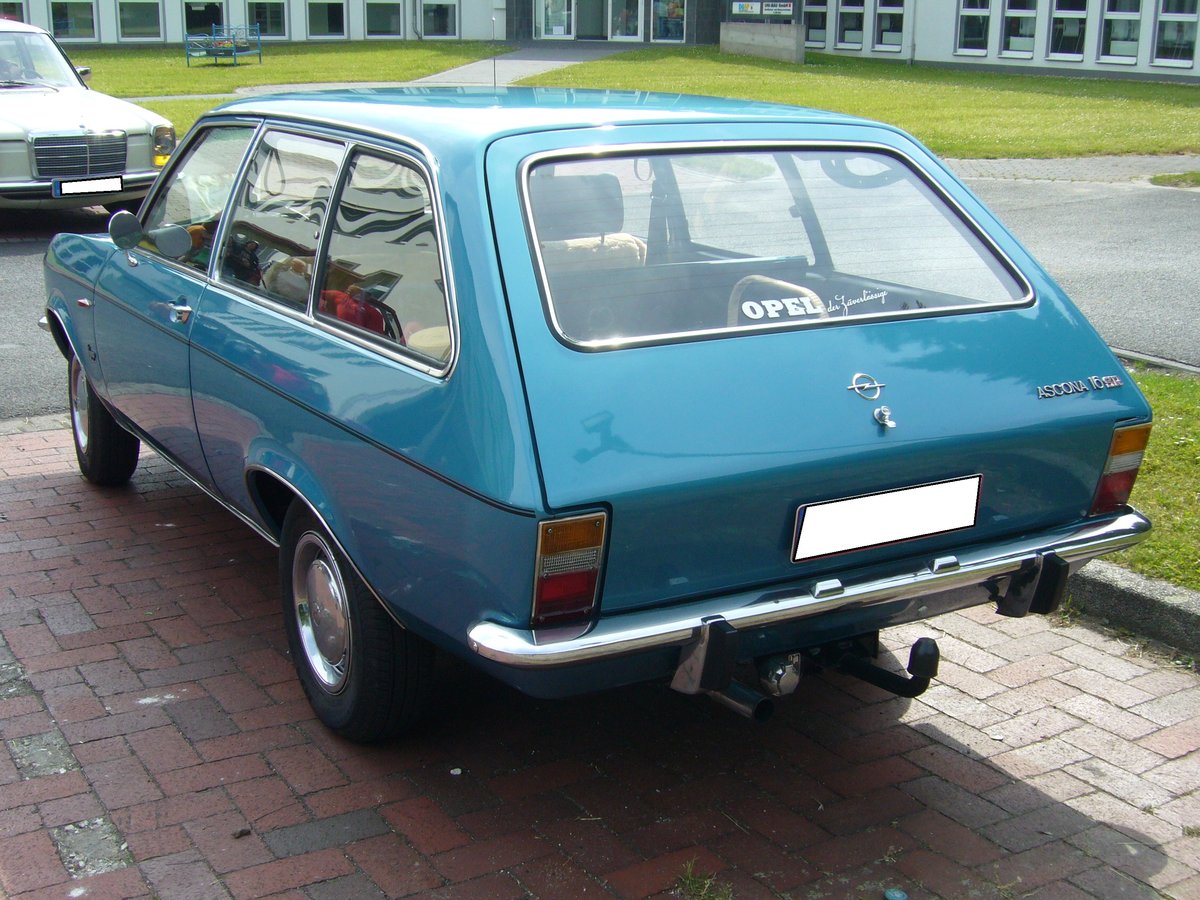 Heckansicht eines Opel Ascona A CarAvan. 1974 - 1975. Prinz-Friedrich-Oldtimertreffen am 29.05.2016 in Essen.