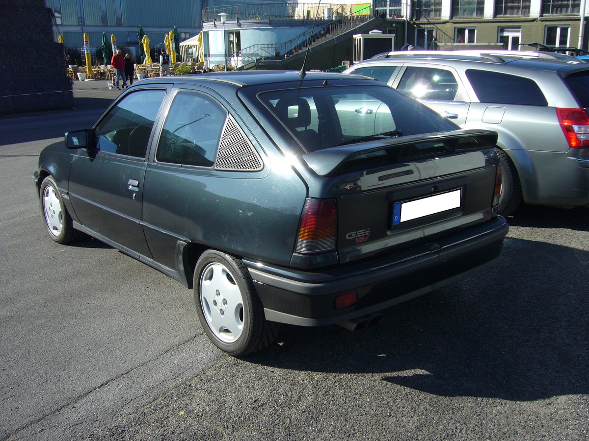 Heckansicht eines Opel Kadett E GSi 16V. 1987 - 1991. Oldtimertreffen an Mo´s Bikertreff in Krefeld am 25.02.2018.