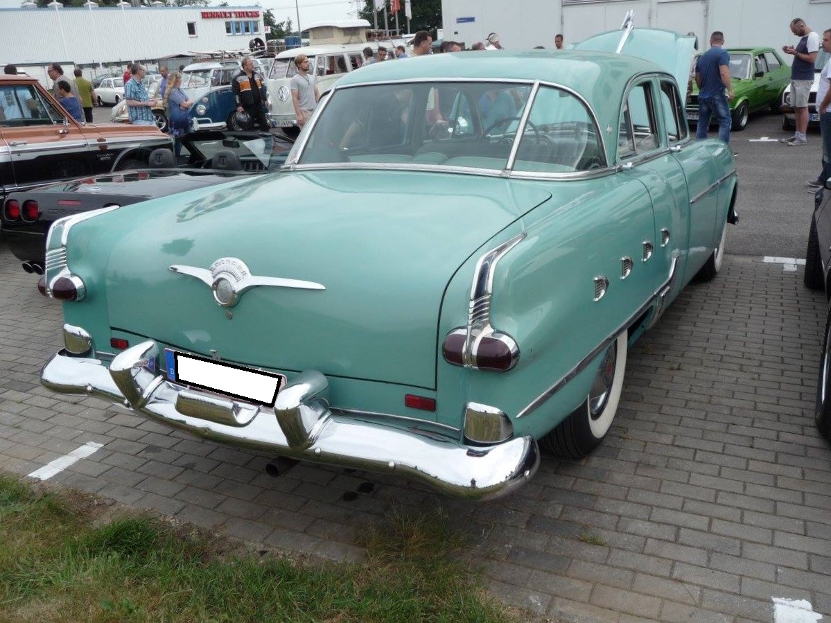 Heckansicht eines Packard Patrician 400 Series 2406 aus dem Jahr 1951. Oldtimertreffen beim Autohaus Pannenbecker in Moers im Sommer 2016.