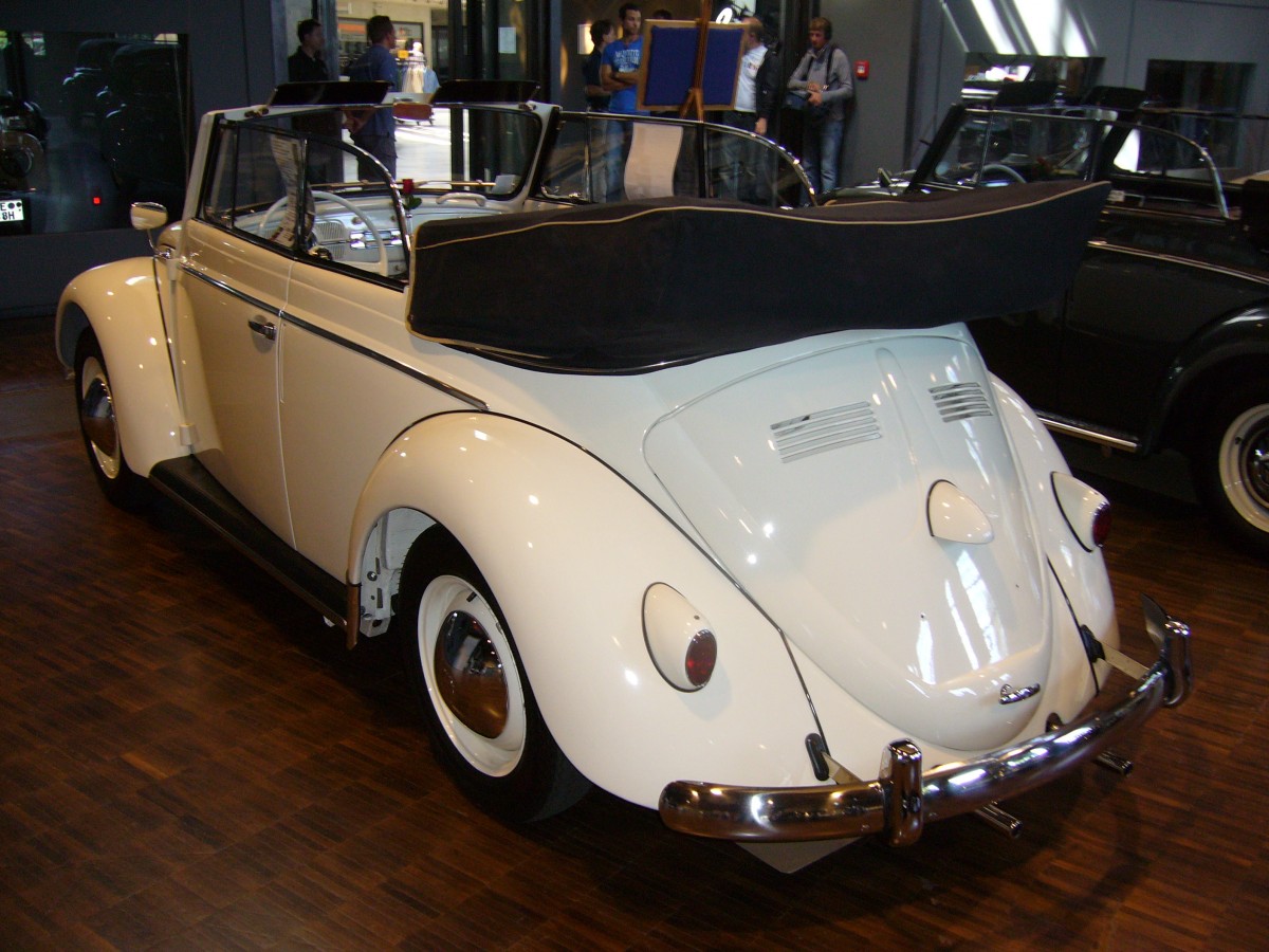 Heckansicht eines perlweißen VW Käfer Cabriolets des Jahrganges 1958. VW-Treffen an der Düsseldorfer Classic Remise am 25.05.2014.