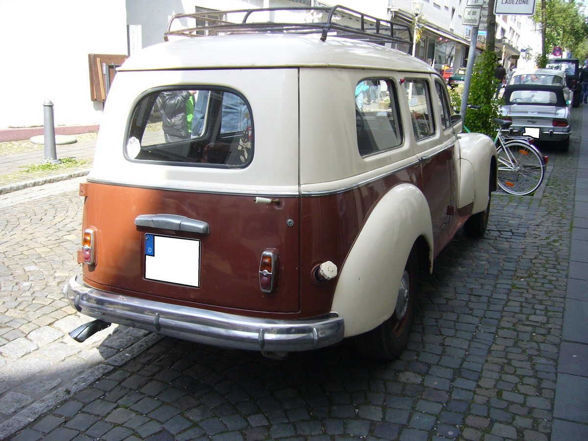 Heckansicht eines Peugeot 203 Familiale. 1949 - 1960. Oldtimertreffen Essen-Kettwig am 01.05.2018.