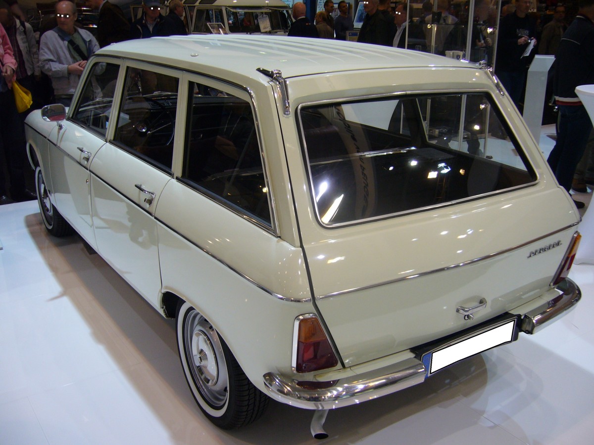 Heckansicht eines Peugeot 204 Break. 1967 - 1977. Techno Classica am 18.04.2015.