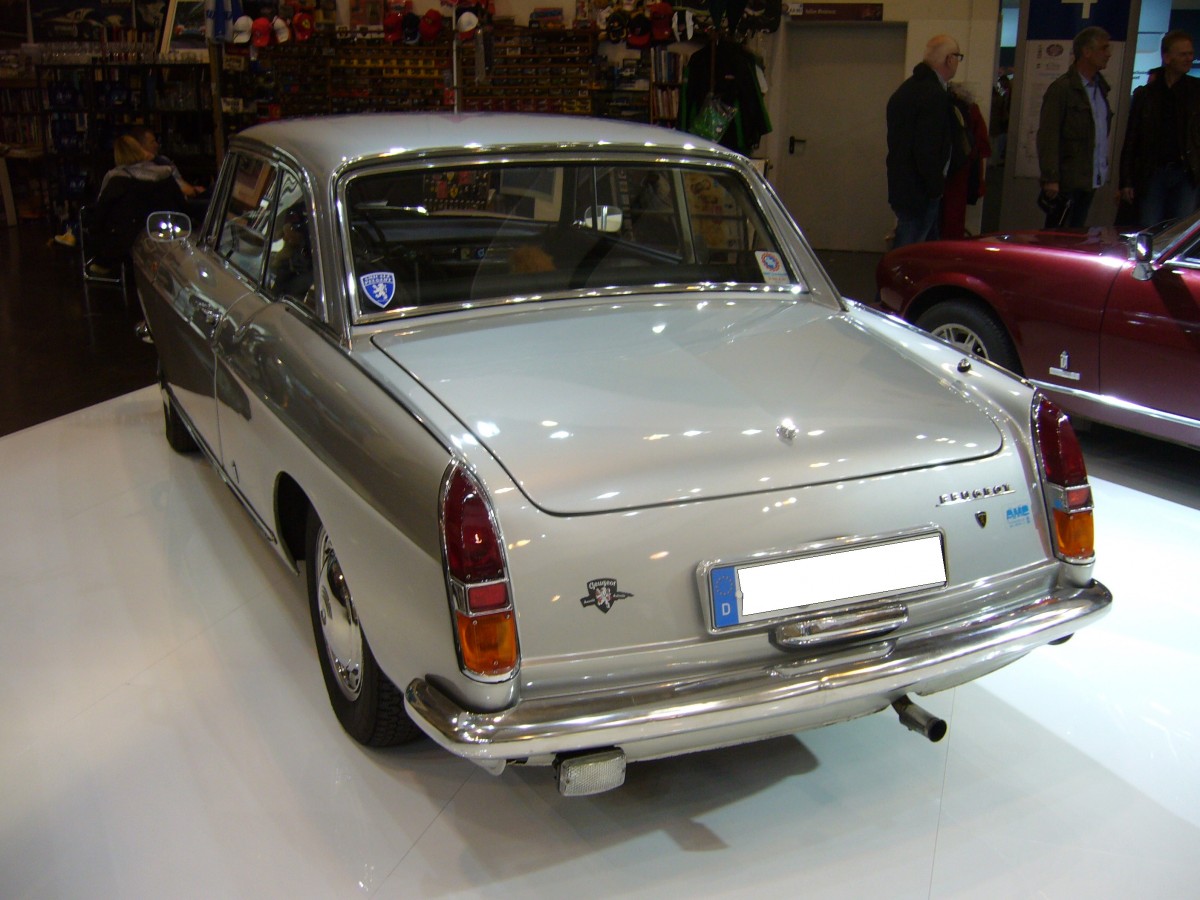 Heckansicht eines Peugeot 404 Coupe. 1962 - 1968. Techno Classica Essen am 30.03.2014.