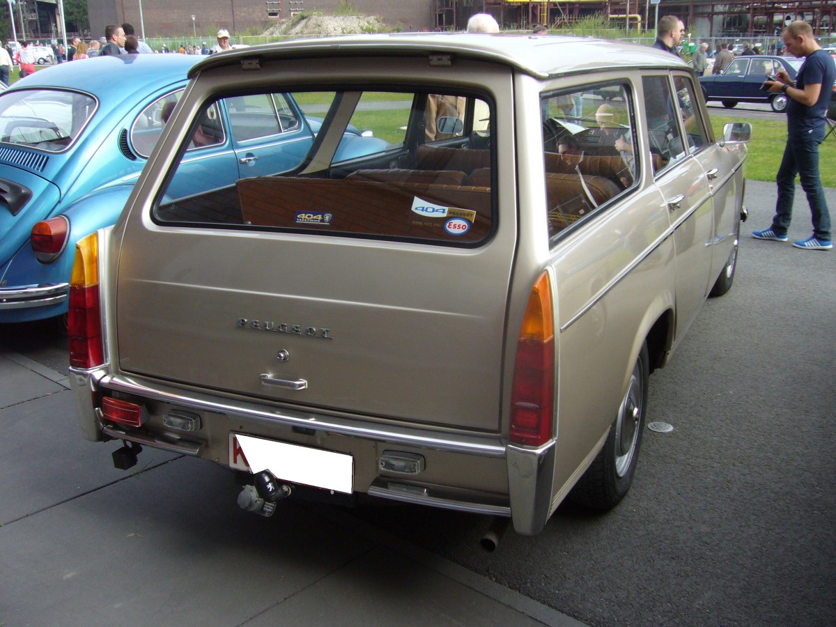 Heckansicht eines Peugeot 404 Familiale. 1960 - 1971. Oldtimertreffen Kokerei Zollverein am 06.04.2014.
