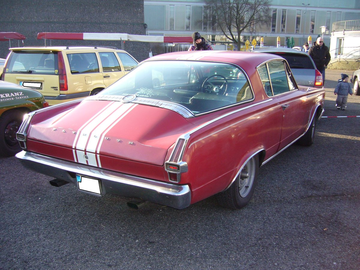 Heckansicht eines Plymouth Barracuda des Modelljahres 1966. Der Wagen ist im Farbton rubyred lackiert. Oldtimertreffen Krefeld am 22.01.2017.