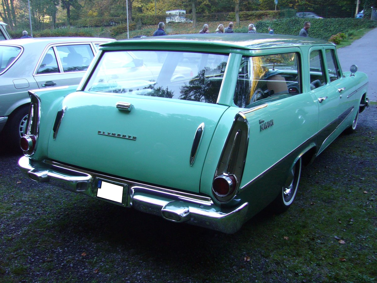 Heckansicht eines Plymouth LP2-L Custom Suburban aus dem Jahr 1958. Oldtimertreffen  Schwarzwaldhaus  in Mettmann am 21.10.2018.